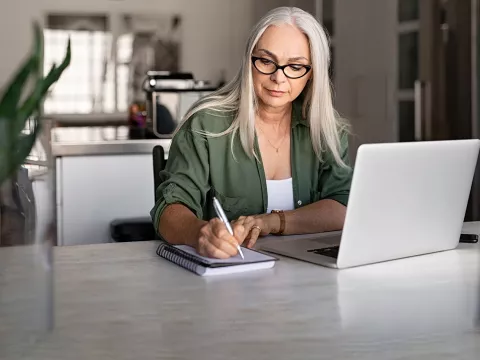 A woman doing research online.
